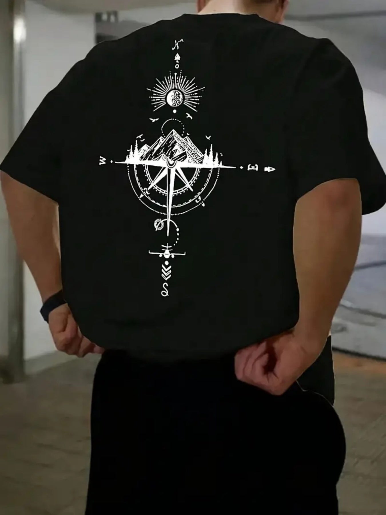 Camiseta con espalda estampada para hombre: diseño minimalista de cruces y círculos. Camiseta de algodón suave y transpirable para uso diario y formal. Top casual para cualquier temporada para los amantes de la moda urbana