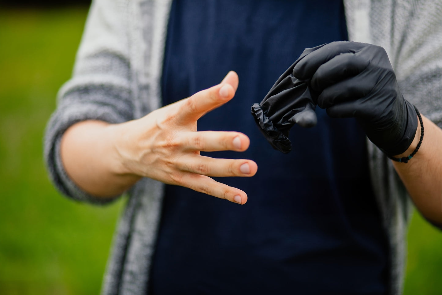 50 guantes desechables negros de nitrilo puro - Resistentes, duraderos e impermeables, de primera calidad para cocina, tatuadores, limpieza del hogar y cuidado del coche - Guantes de protección desechables, guantes de limpie