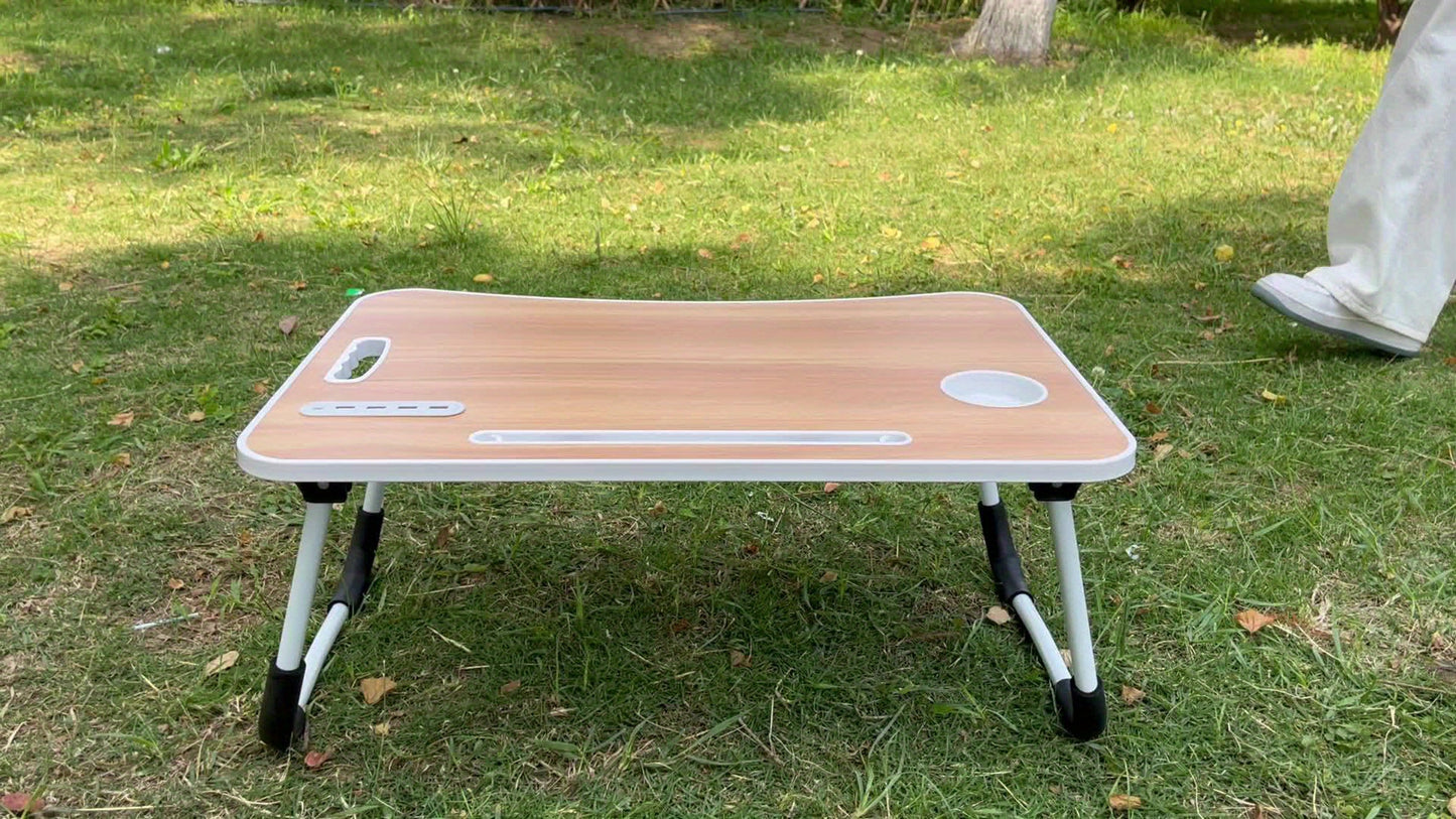 Mesa de cama portátil para portátil con portavasos y bandeja multifuncional - Escritorio de noche plegable con ranura para tarjeta para tableta, diseño robusto en forma de A, ligero y compacto para comer, leer, escribir en