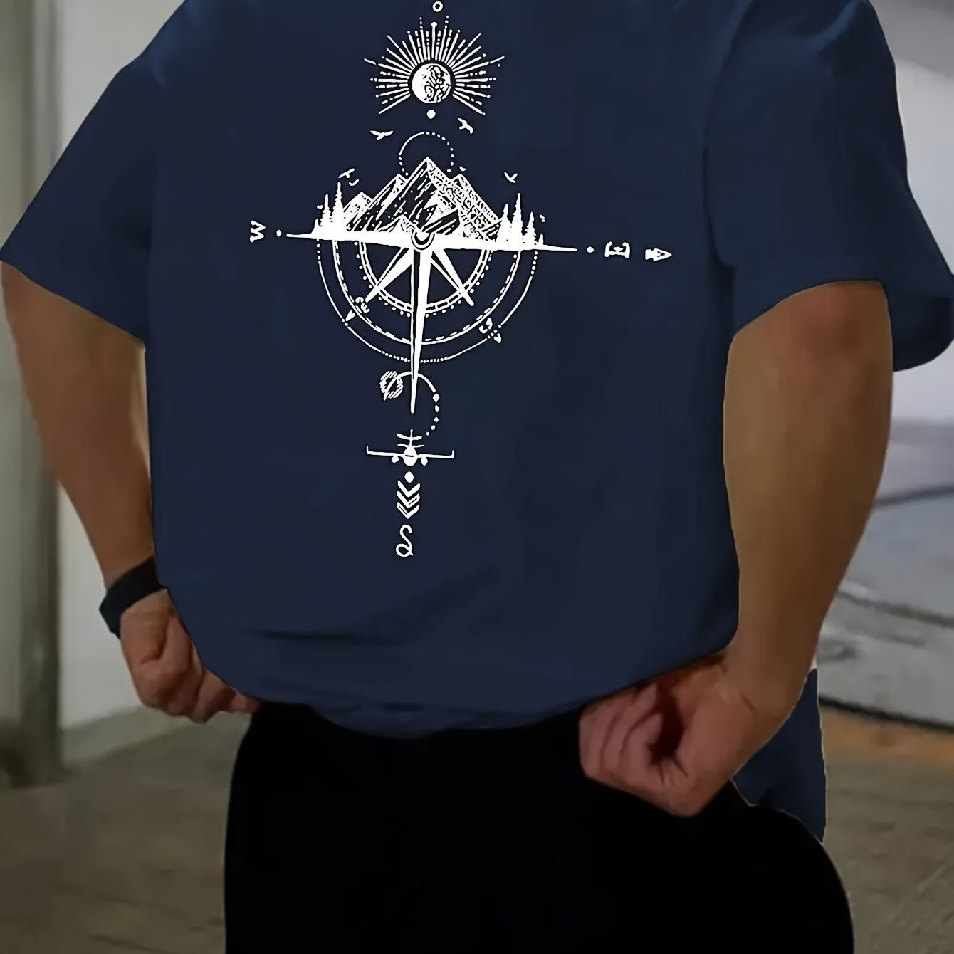 Camiseta con espalda estampada para hombre: diseño minimalista de cruces y círculos. Camiseta de algodón suave y transpirable para uso diario y formal. Top casual para cualquier temporada para los amantes de la moda urbana